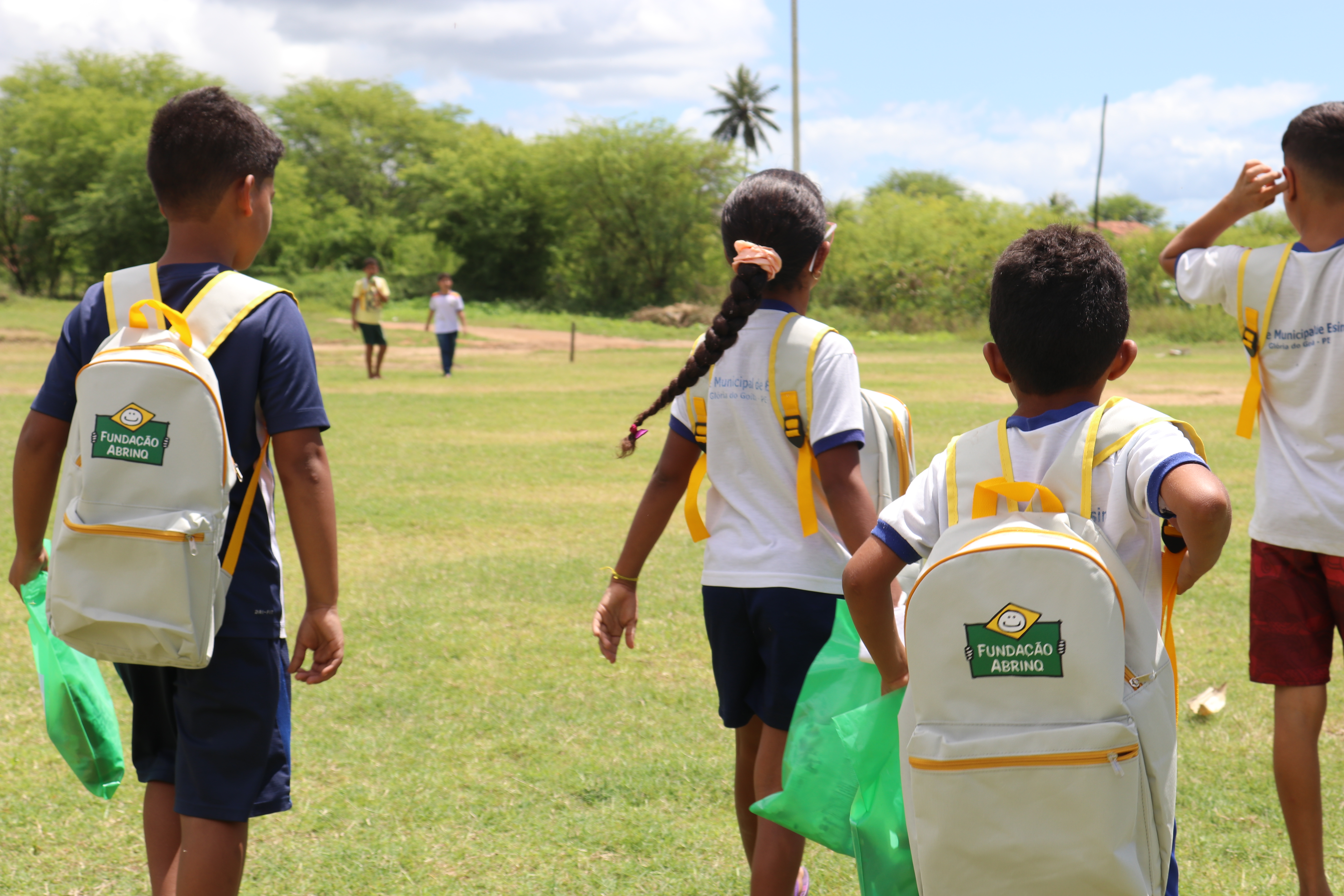 Fundação Abrinq doa alimentação, materiais escolares, amor e esperança para 280 crianças e famílias 