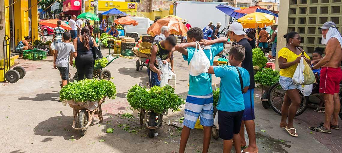  Mãe solteira, Elizabete e os filhos trabalhavam em uma feira livre para sobreviver